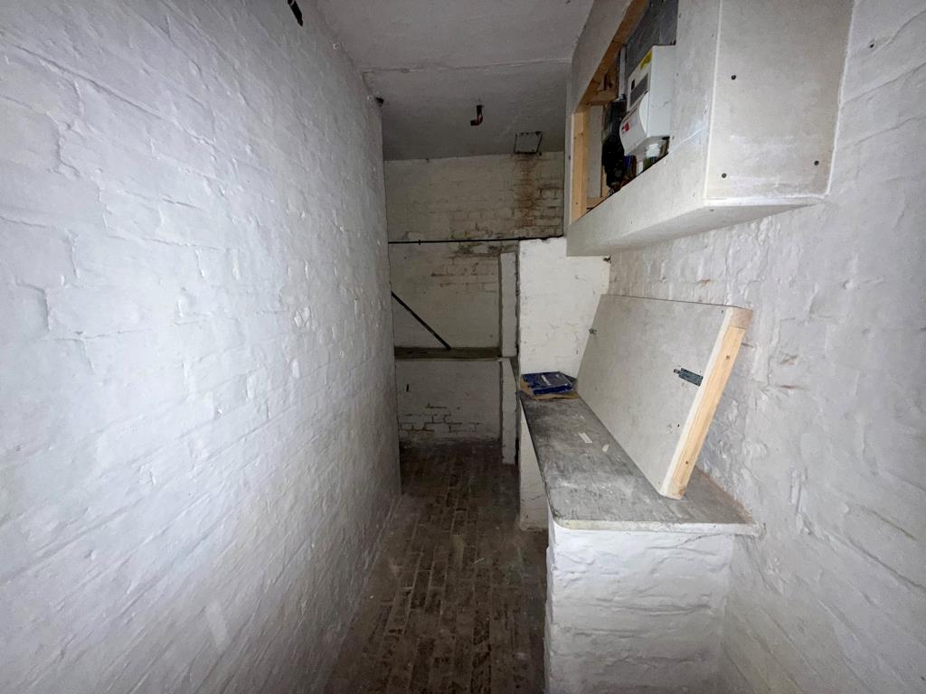 Lot: 173 - FREEHOLD BASEMENT OFFERING POTENTIAL AND GROUND RENT INVESTMENT - Basement area